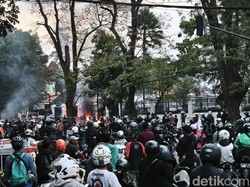 Massa Berpakaian Serba Hitam Gantikan Mahasiswa saat Aksi di DPRD Jabar