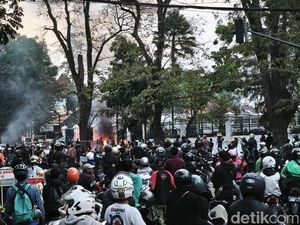 Massa Berpakaian Serba Hitam Gantikan Mahasiswa saat Aksi di DPRD Jabar Massa Berpakaian Serba Hitam Gantikan Mahasiswa saat Aksi di DPRD Jabar