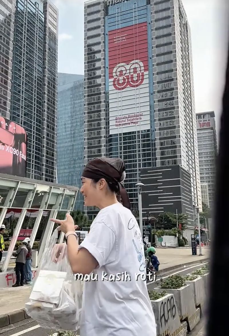 Aksi Mulia Pemilik Bakery Korea Bagikan Roti ke Petugas Usai Demo
