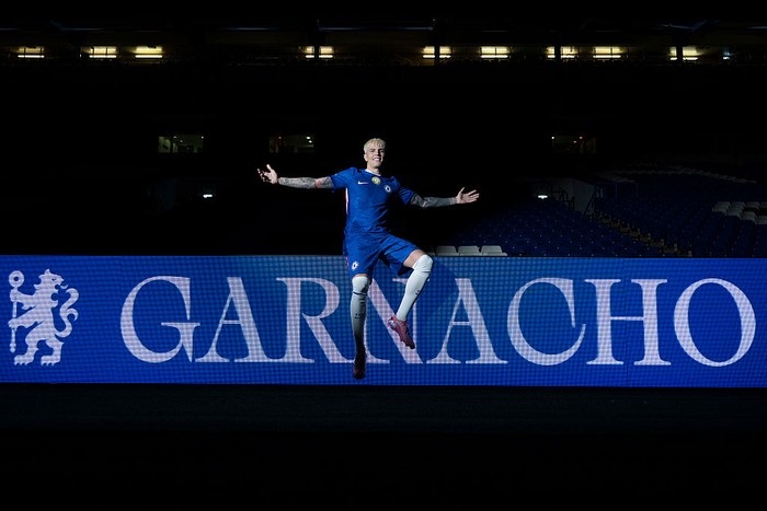 LONDON, ENGLAND - AUGUST 30: Alejandro Garnacho poses as he is unveiled as a Chelsea new signing at Stamford Bridge on August 30, 2025 in London, England. (Photo by Darren Walsh/Chelsea FC via Getty Images)