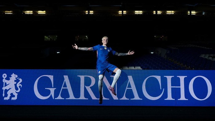 LONDON, ENGLAND - AUGUST 30: Alejandro Garnacho poses as he is unveiled as a Chelsea new signing at Stamford Bridge on August 30, 2025 in London, England. (Photo by Darren Walsh/Chelsea FC via Getty Images)