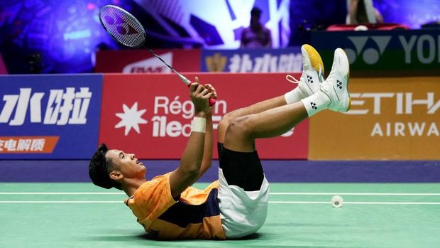 Alwi Farhan Indonesia's Alwi Farhan lands on the court during his match against Thailand's Kunlavut Vitidsarn in the men' single match at the Badminton BWF World Championships at the Adidas Arena in Paris, on August 28, 2025. (Photo by Dimitar DILKOFF / AFP)