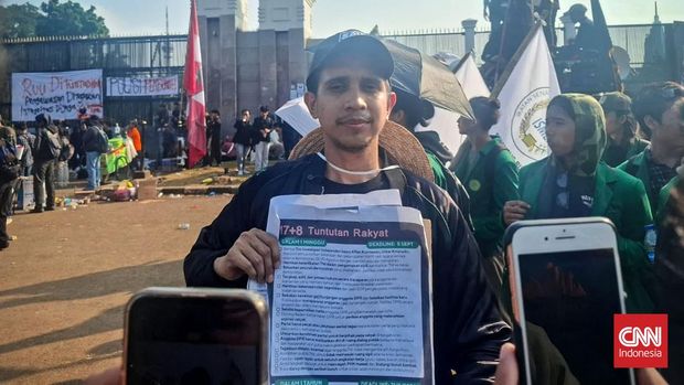 Andovi Da Lopez mengikuti aksi demonstrasi di depan Gedung DPR, Jakarta pada Senin (1/9).