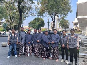 Paguyuban Lurah DIY Pakai Baju Adat Jawa Keliling Malioboro Saat Aksi, Kenapa? Paguyuban Lurah DIY Pakai Baju Adat Jawa Keliling Malioboro Saat Aksi, Kenapa?