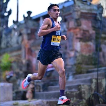 Atlet New Balance Nofeldi Petingko berhasil mengamankan Podium 3 Half Marathon kategori Open dengan catatan waktu 01:08:56