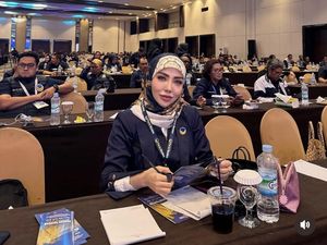 7 Gaya Bella Shofie Ngantor Jadi Anggota DPRD, Kini Pilih Mundur 7 Gaya Bella Shofie Ngantor Jadi Anggota DPRD, Kini Pilih Mundur