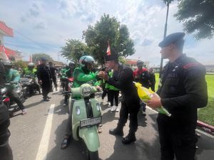 Brimob Polda Sumut Bagikan 1.000 Karung Beras ke Pengemudi Ojol Brimob Polda Sumut Bagikan 1.000 Karung Beras ke Pengemudi Ojol