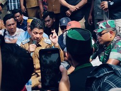 Bupati-26 Anggota DPRD Temui Demonstran di Dompu
