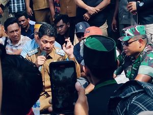 Bupati-26 Anggota DPRD Temui Demonstran di Dompu Bupati-26 Anggota DPRD Temui Demonstran di Dompu