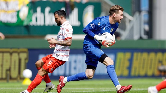 SITTARD, NETHERLANDS - AUGUST 31:  (L-R) Calvin Verdonk of NEC Nijmegen, Mattijs Branderhorst of Fortuna Sittard  during the Dutch Eredivisie  match between Fortuna Sittard v NEC Nijmegen at the Fortuna Sittard Stadium on August 31, 2025 in Sittard Netherlands (Photo by Marcel van Hoorn/Soccrates /Getty Images)