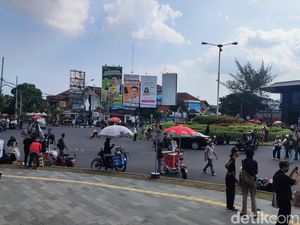 Massa Aksi Jogja Memanggil di Bundaran UGM Mulai Membubarkan Diri Massa Aksi Jogja Memanggil di Bundaran UGM Mulai Membubarkan Diri