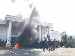 Mahasiswa Demo di Depan Kantor DPRD Palopo, Tuntut Supremasi Hukum