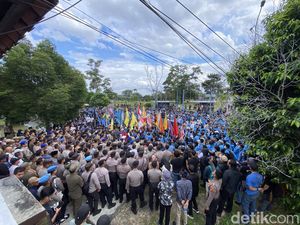 Aksi Unjuk Rasa Mahasiswa di DPRD Babel Berlangsung Damai Aksi Unjuk Rasa Mahasiswa di DPRD Babel Berlangsung Damai