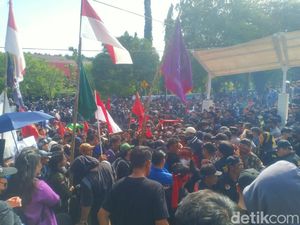 Demo di Kantor DPRD Sulut Sempat Memanas, Massa Lempar Botol ke Aparat Demo di Kantor DPRD Sulut Sempat Memanas, Massa Lempar Botol ke Aparat