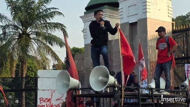 Sejumlah selebriti dan massa padati DPR RI untuk demo