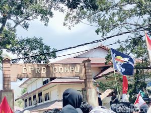 Massa Aksi Kibarkan Bendera One Piece di Gedung DPRD Dompu