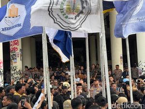 Demo di DPRD Kalbar, Gubernur Ria Norsan Ikut Temui Mahasiswa Demo di DPRD Kalbar, Gubernur Ria Norsan Ikut Temui Mahasiswa