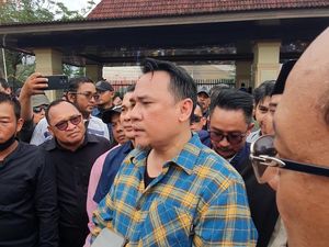 DPRD Sumsel Temui Massa, Janji Ajak Perwakilan Mahasiswa Sampaikan Aspirasi DPRD Sumsel Temui Massa, Janji Ajak Perwakilan Mahasiswa Sampaikan Aspirasi