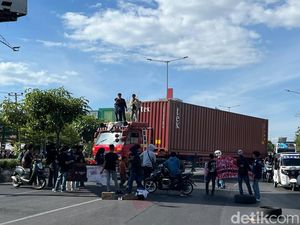 Demo di Alauddin-Pettarani Makassar, Massa Blokade Jalan Pakai Truk Kontainer Demo di Alauddin-Pettarani Makassar, Massa Blokade Jalan Pakai Truk Kontainer