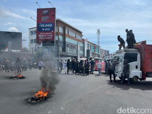 Demo di Pertigaan Tello Picu Jalan Perintis Makassar Macet, Massa Sandera Truk Demo di Pertigaan Tello Picu Jalan Perintis Makassar Macet, Massa Sandera Truk