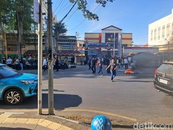 Demonstran di Depan Mapolrestabes Makassar Kocar-kacir Dibubarkan Polisi