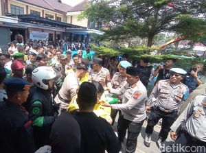 Demo Teduh Ojol di Tasikmalaya: Perut Kenyang-Pulang Bawa Beras Demo Teduh Ojol di Tasikmalaya: Perut Kenyang-Pulang Bawa Beras