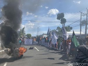 Mahasiswa Demo di Polres-DPRD Parepare Bubar Usai Ditemui Legislator Mahasiswa Demo di Polres-DPRD Parepare Bubar Usai Ditemui Legislator
