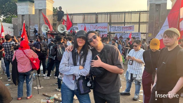 Update Informasi Selebriti InsertLive : Ge Pamungkas Kompak Ditemani Istri Demo, Gemas Anggota DPR Nonaktif Masih Digaji Utuh