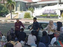 Kantor DPRD Blitar Dibakar Perusuh, Dewan-Pegawai Kerja di Halaman