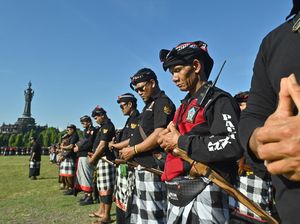 Ribuan Pecalang Bali Gelar Apel Akbar, Siap Jaga Keamanan Pulau Dewata