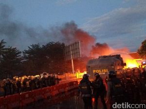 Ricuh Demo Mahasiswa di Gorontalo, Massa Lempar Batu-Rusak Pos Polisi
