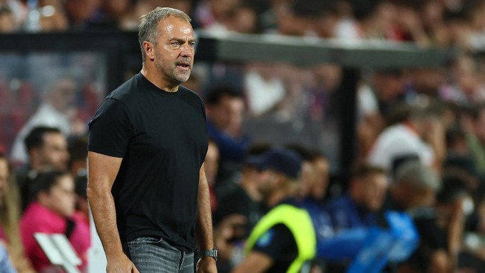 Soccer Football - LaLiga - Rayo Vallecano v FC Barcelona - Campo de Futbol de Vallecas, Madrid, Spain - August 31, 2025 FC Barcelona coach Hansi Flick REUTERS/Isabel Infantes