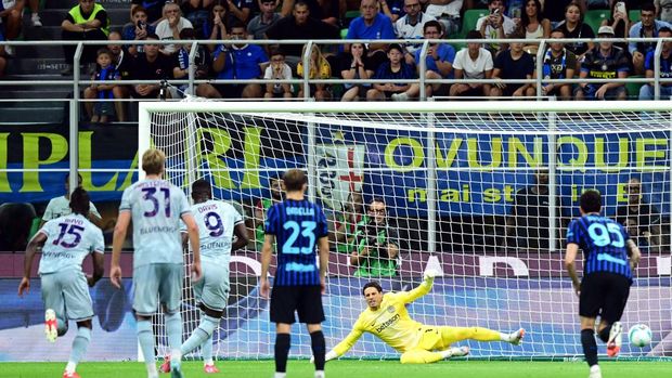 Soccer Football - Serie A - Inter Milan v Udinese - San Siro, Milan, Italy - August 31, 2025 Udinese's Keinan Davis scores their first goal from the penalty spot REUTERS/Daniele Mascolo