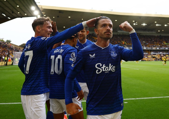 Soccer Football - Premier League - Wolverhampton Wanderers v Everton - Molineux Stadium, Wolverhampton, Britain - August 30, 2025 Everton's Jack Grealish celebrates after Iliman Ndiaye scores their second goal REUTERS/David Klein EDITORIAL USE ONLY. NO USE WITH UNAUTHORIZED AUDIO, VIDEO, DATA, FIXTURE LISTS, CLUB/LEAGUE LOGOS OR 'LIVE' SERVICES. ONLINE IN-MATCH USE LIMITED TO 120 IMAGES, NO VIDEO EMULATION. NO USE IN BETTING, GAMES OR SINGLE CLUB/LEAGUE/PLAYER PUBLICATIONS. PLEASE CONTACT YOUR ACCOUNT REPRESENTATIVE FOR FURTHER DETAILS..