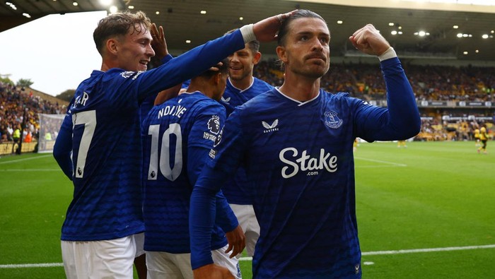 Soccer Football - Premier League - Wolverhampton Wanderers v Everton - Molineux Stadium, Wolverhampton, Britain - August 30, 2025 Evertons Jack Grealish celebrates after Iliman Ndiaye scores their second goal REUTERS/David Klein EDITORIAL USE ONLY. NO USE WITH UNAUTHORIZED AUDIO, VIDEO, DATA, FIXTURE LISTS, CLUB/LEAGUE LOGOS OR LIVE SERVICES. ONLINE IN-MATCH USE LIMITED TO 120 IMAGES, NO VIDEO EMULATION. NO USE IN BETTING, GAMES OR SINGLE CLUB/LEAGUE/PLAYER PUBLICATIONS. PLEASE CONTACT YOUR ACCOUNT REPRESENTATIVE FOR FURTHER DETAILS..