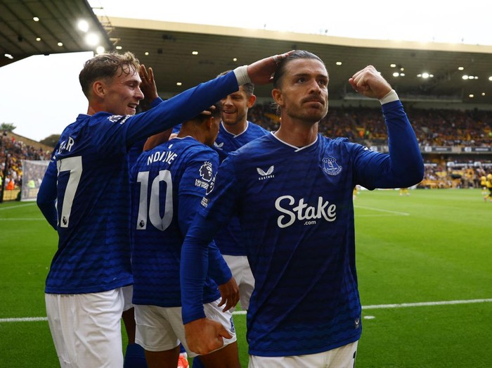 Soccer Football - Premier League - Wolverhampton Wanderers v Everton - Molineux Stadium, Wolverhampton, Britain - August 30, 2025 Everton's Jack Grealish celebrates after Iliman Ndiaye scores their second goal REUTERS/David Klein EDITORIAL USE ONLY. NO USE WITH UNAUTHORIZED AUDIO, VIDEO, DATA, FIXTURE LISTS, CLUB/LEAGUE LOGOS OR 'LIVE' SERVICES. ONLINE IN-MATCH USE LIMITED TO 120 IMAGES, NO VIDEO EMULATION. NO USE IN BETTING, GAMES OR SINGLE CLUB/LEAGUE/PLAYER PUBLICATIONS. PLEASE CONTACT YOUR ACCOUNT REPRESENTATIVE FOR FURTHER DETAILS..