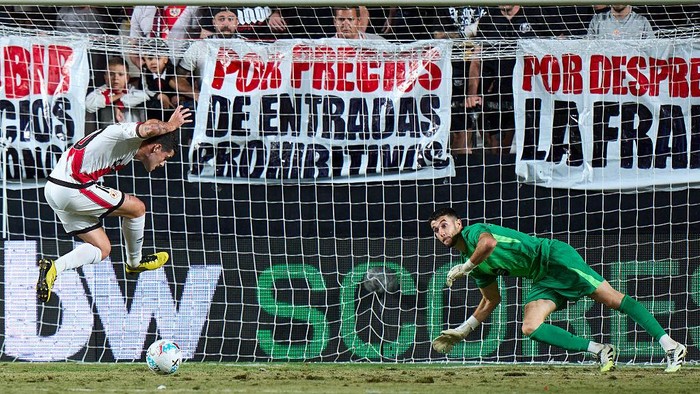 MADRID, SPAIN - AUGUST 31: Sergio Camello of Rayo Vallecano battle for the ball with Joan Garcia of FC Barcelona during the LaLiga EA Sports match between Rayo Vallecano de Madrid and FC Barcelona at Estadio de Vallecas on August 31, 2025 in Madrid, Spain. (Photo by Diego Souto/Getty Images)