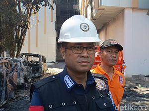 Polisi Olah TKP Gedung DPRD Makassar Dibakar Massa Saat Demo Ricuh Polisi Olah TKP Gedung DPRD Makassar Dibakar Massa Saat Demo Ricuh