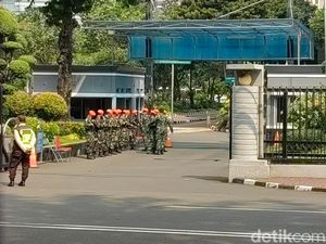 Kantor Sri Mulyani Dijaga TNI Bersenjata Laras Panjang Kantor Sri Mulyani Dijaga TNI Bersenjata Laras Panjang