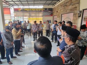 Keluarga Perusak Fasilitas di Malang Diajak Lihat Pos Polisi yang Rusak Keluarga Perusak Fasilitas di Malang Diajak Lihat Pos Polisi yang Rusak