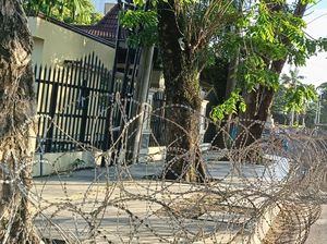Jelang Aksi, Polisi Pasang Kawat Berduri di Depan Gedung DPRD Sumsel Jelang Aksi, Polisi Pasang Kawat Berduri di Depan Gedung DPRD Sumsel