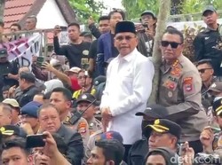 Ketua DPRD Kalsel Temui Massa: Saya Upayakan Meski Hanya Sisa Satu Ginjal