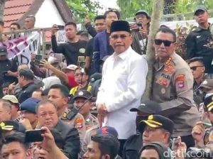 Ketua DPRD Kalsel Temui Massa: Saya Upayakan Meski Hanya Sisa Satu Ginjal Ketua DPRD Kalsel Temui Massa: Saya Upayakan Meski Hanya Sisa Satu Ginjal