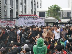 Temui Massa Aksi, Ketua DPRD Sumut Minta Maaf Temui Massa Aksi, Ketua DPRD Sumut Minta Maaf