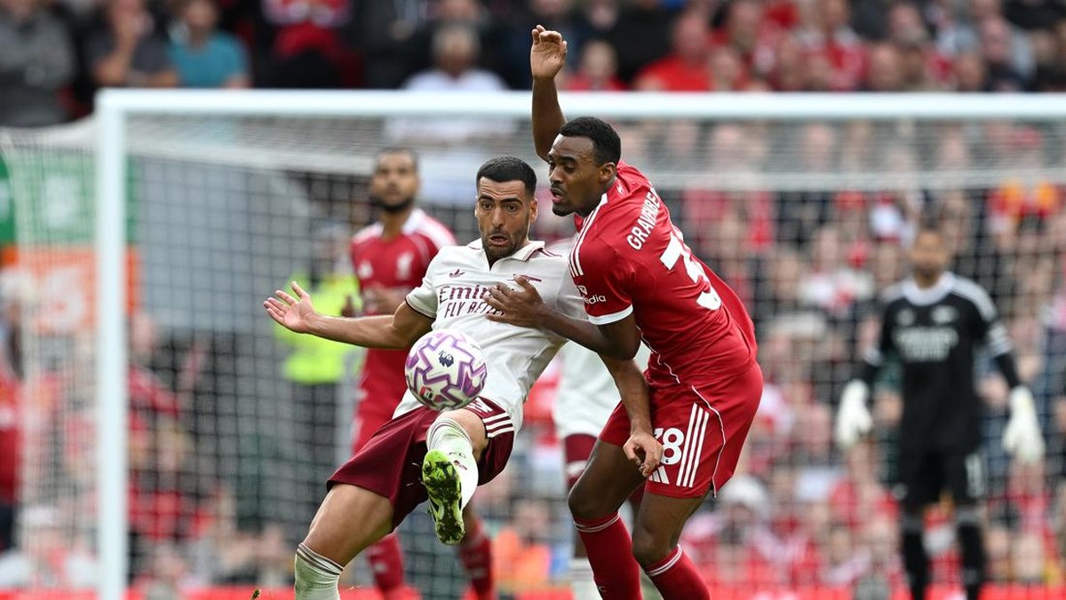 Mikel Merino dikepung pemain Liverpool. (Foto: Arsenal FC via Getty Images/David Price)