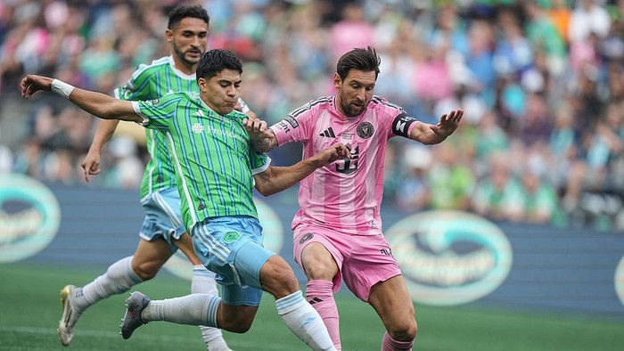 SEATTLE, WA - AUGUST 31: Midfielder Obed Vargas #18 of Seattle Sounders FC defends against Forward Lionel Messi #10 of Inter Miami CF during a Leagues Cup Final between the Seattle Sounders and Inter-Miami on August 31, 2025 at Lumen Field in Seattle, Wa. (Photo by Jeff Halstead/Icon Sportswire via Getty Images)