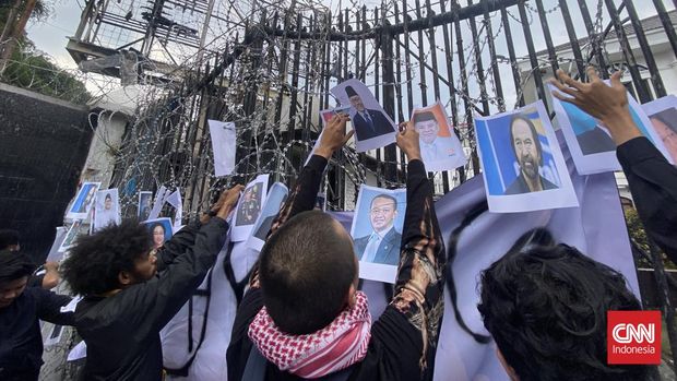 Ratusan mahasiswa yang tegabung dari berbagai organisasi, kembali turun jalan yakni ke Gedung DPRD Jabar, Senin (1/9). Aksi mereka dilatarbelakangi pernyataan Presiden Prabowo Subianto soal penjngkatan ekskalasi pengamanan usai ricuh unjuk rasa belakangan ini.