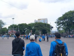 Mahasiswa Mulai Datang ke DPRD Sumsel, Akses Jalan POM IX Ditutup