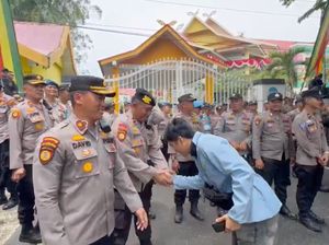 Aksi Demo di DPRD Riau Berlangsung Damai, Mahasiswa dan Polisi Salaman Aksi Demo di DPRD Riau Berlangsung Damai, Mahasiswa dan Polisi Salaman