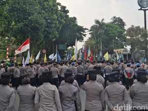 Mahasiswa Gelar Aksi Damai di Depan Istana Bogor, Bagi Bunga dan Doa Bersama Mahasiswa Gelar Aksi Damai di Depan Istana Bogor, Bagi Bunga dan Doa Bersama